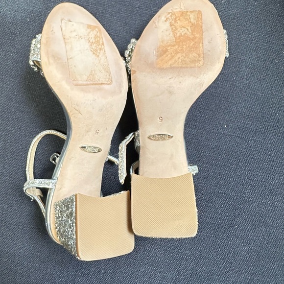 Badgley Mischka Silver Glitter Women's Sandals size 5 EUC - Picture 12 of 12